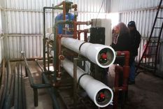 Personal técnico supervisa el funcionamiento del nuevo sistema que mejorará el acceso al agua potable en Jaime Prats, San Rafael.