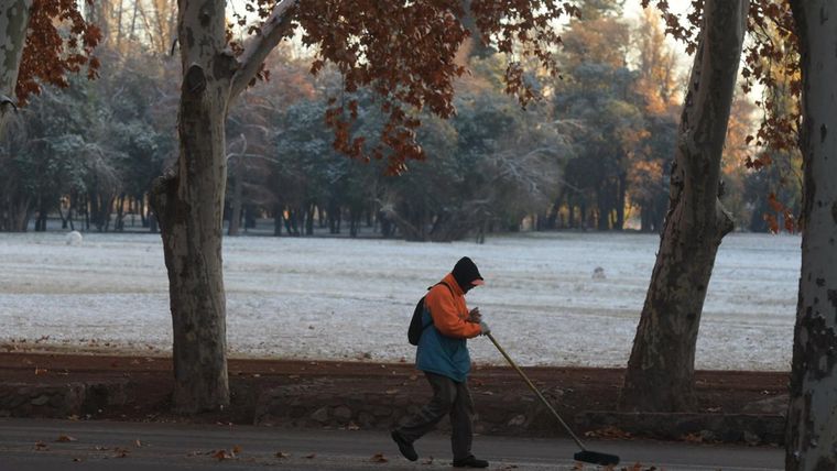 La provincia de Mendoza atraviesa una de las olas de frío más intensas del año, con temperaturas bajo cero y postales invernales en el llano.