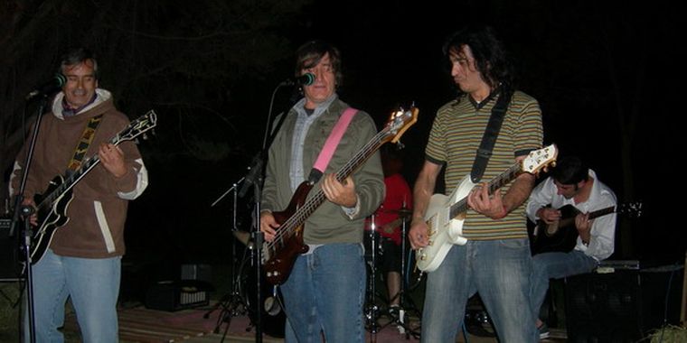 Sergio Embrioni, Dimi Bass y Felipe Staiti interpretando Lamento Boliviano.