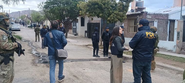 Los allanamientos se realizaron en distintos barrios pertenecientes a un mismo asentamiento en Las Heras.