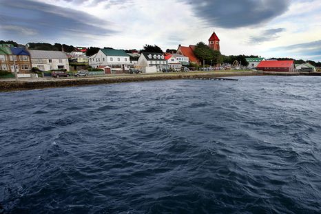 Una empresa propone producir 50.000 toneladas de salmón anuales en las Malvinas, generando división entre los isleños.