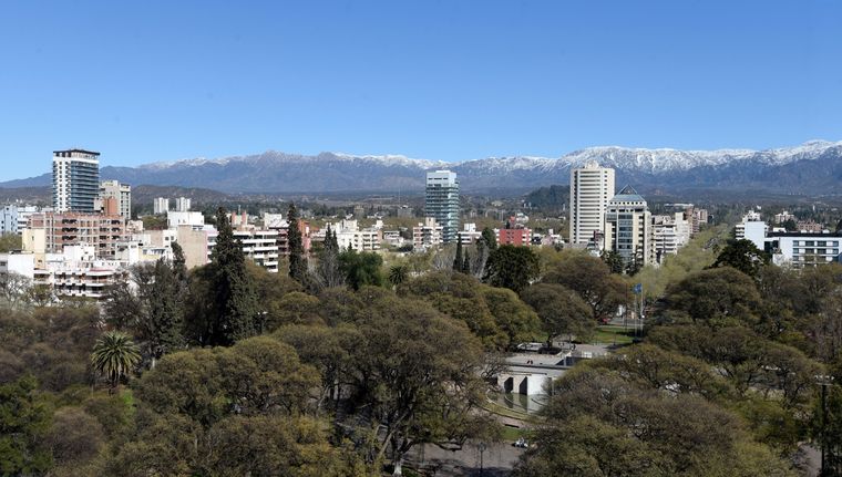 Jueves con mínima de 5° y máxima de 13° en Mendoza, acompañado por nubosidad parcial y vientos leves del este. 