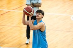 Sandes sueña vestido de celeste y blanco.