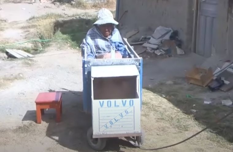 La abuela a bordo del camión, esperando que la lleven a cobrar la jubilación