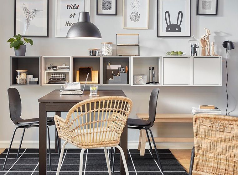 Un rincón o zona de la vivienda para videollamadas debe tener buena iluminación, un soporte estable (como una mesa) para colocar el dispositivo donde se hará la videollamada (y evitar algo inestable y que oscile). Una mesa de escritorio o de comedor permite tener estabilidad y además un buen encuadre para nuestro rostro. 