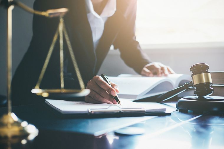 El juez ordenó que el padre, pese a estar detenido, aporte económicamente la cuota alimentaria a su hijo de un año de edad. Foto: shutterstock