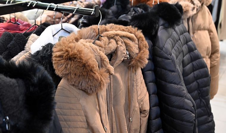 Los supermercados se consolidan como la opción principal para el abrigo de invierno, mientras que algunas tiendas cargadas de importaciones hacen frente con precios accesibles y diseños más atractivos. Los supermercados se consolidan como la opción principal para el abrigo de invierno, mientras que algunas tiendas cargadas de importaciones hacen frente con precios accesibles y diseños más atractivos.