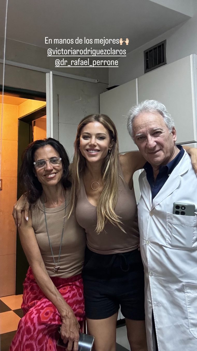 La modelo junto a los profesionales que la operaron. La modelo junto a los profesionales que la operaron.