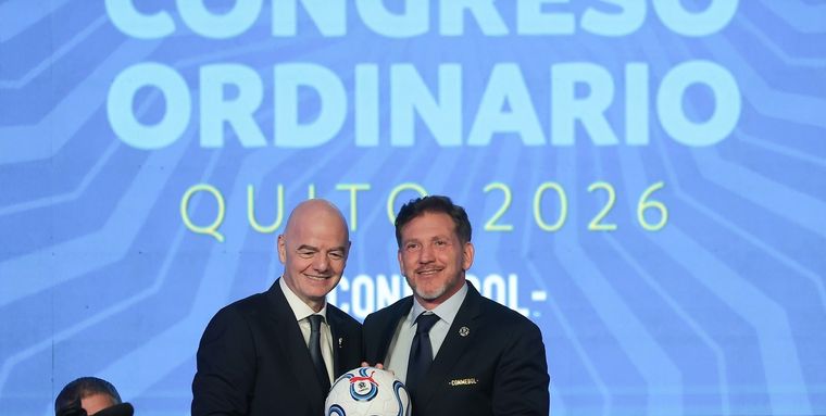 Gianni Infantino, presidente de la FIFA, junto a Alejandro Domínguez, titular de la Conmebol.&nbsp;