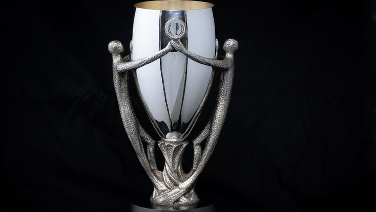 El trofeo de la Finalissima representa la unión de la Conmebol y la UEFA.