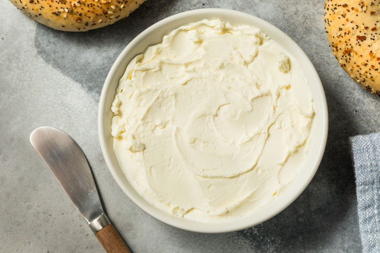 La receta de queso crema además de ser untable, se usa en salsas, dips, postres, rellenos y hasta masas de pastelería. La receta de queso crema además de ser untable, se usa en salsas, dips, postres, rellenos y hasta masas de pastelería.