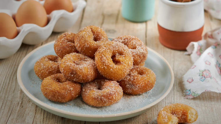 En algunas regiones de España, la receta incluye anís en grano además del licor de anís para potenciar el aroma. En algunas regiones de España, la receta incluye anís en grano además del licor de anís para potenciar el aroma.