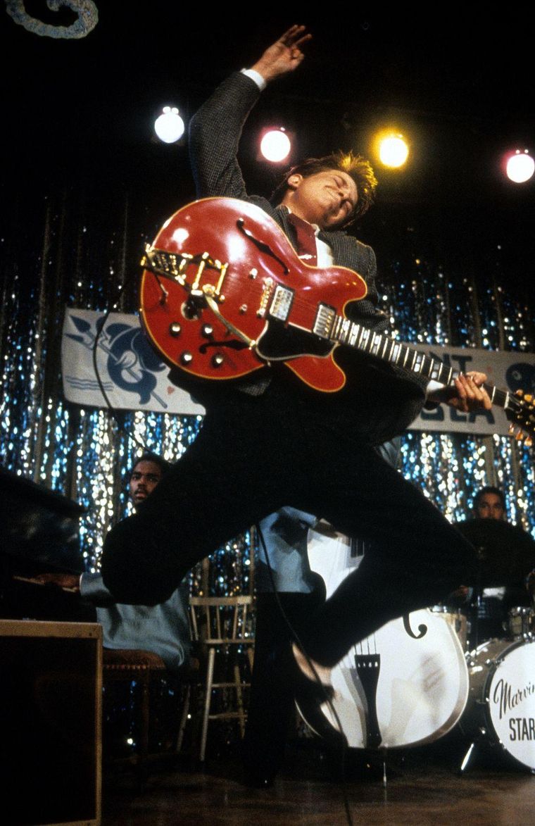 En la película, ambientada en 1955, Marty McFly toca la canción "Johnny B. Goode" de Chuck Berry, que apareció por primera vez en 1958.