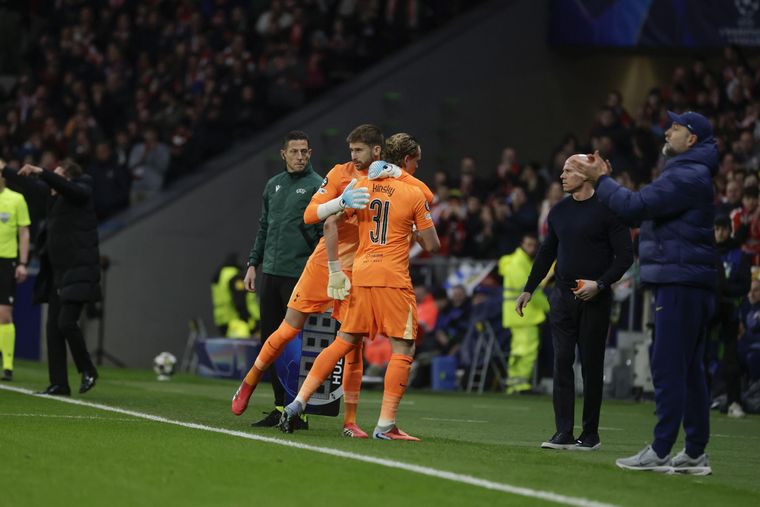 Antonin Kinsky y un debut para el olvido en el arco del Tottenham en España: fue reemplazado por Vicario a los 17.