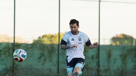 Lionel Messi se entrena con la Selección, que este viernes enfrenta a Angola. Lionel Messi se entrena con la Selección, que este viernes enfrenta a Angola.