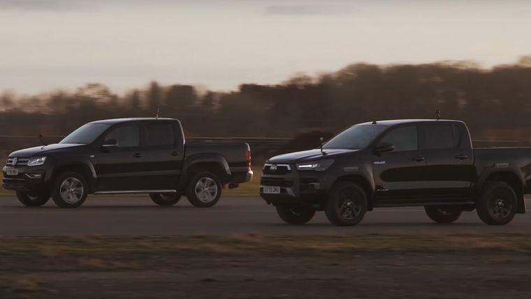 Toyota Hilux vs Volkswagen Amarok Foto: CarWow
