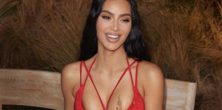 La empresaria de 43 años luce su figura perfecta en el evento solidario Baby2Baby Foto: Instagram @kimkardashian