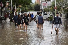 Los vecinos de Bahía Blanca salieron a la calle después de la tormenta para intentar sacar el agua de sus hogares Foto: Noticias Argentinas Los vecinos de Bahía Blanca salieron a la calle después de la tormenta para intentar sacar el agua de sus hogares Foto: Noticias Argentinas