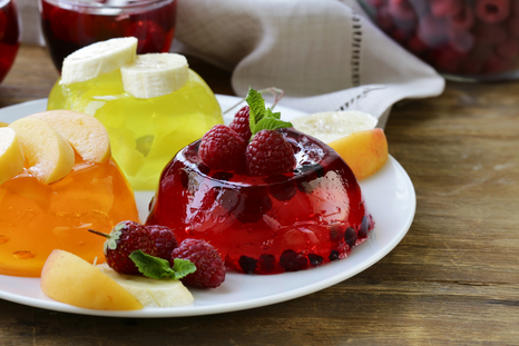La gelatina con frutas es un postre clásico del verano. La gelatina con frutas es un postre clásico del verano.