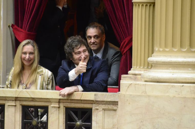 Javier Milei, Karina Milei y Manuel Adorni en uno de los balcones de la Cámara de Diputados, presenciando la jura de los legisladores electos. Javier Milei, Karina Milei y Manuel Adorni en uno de los balcones de la Cámara de Diputados, presenciando la jura de los legisladores electos.