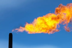 El metano producido durante la extracción de petróleo suele ser quemado, una práctica que contamina el medio ambiente. Foto: GETTY IMAGES