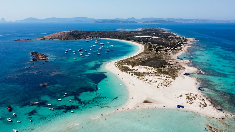 La playa con colores sorprendentes que se encuentra en España.