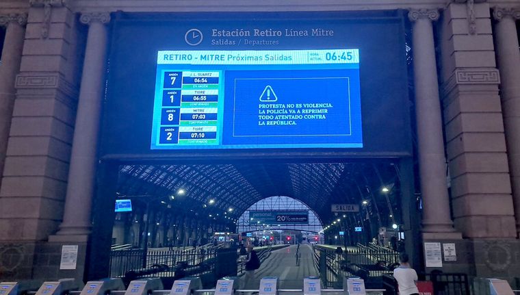 Los carteles que el Gobierno montó en las estaciones de trenes ante una nueva marcha de jubilados en las afueras del Congreso Foto: @madorni