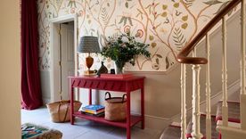 Las alternativas caseras para reducir la humedad son el carbón activado, el gel de silice, sal de roca (formado por cristales de cloruro de sodio) y el bicarbonato de sodio. Foto: Georgie Wykeham Designs / Tom St Aubyn