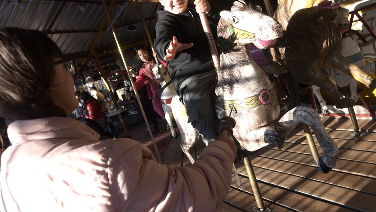 Una postal que ejemplifica: una calesita que necesita mantenimiento y una Una postal que ejemplifica: una calesita que necesita mantenimiento y una