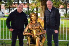 El intendente Norberto Gizzi y el artista Daniel Melero en la inauguración de la estatua de Mirtha en Villa Cañás. Foto: Facebook Municipalidad de Villa Cañás