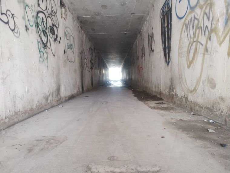 Entre grafitis y telarañas, la estructura muestra las huellas de años sin mantenimiento estatal. Entre grafitis y telarañas, la estructura muestra las huellas de años sin mantenimiento estatal.