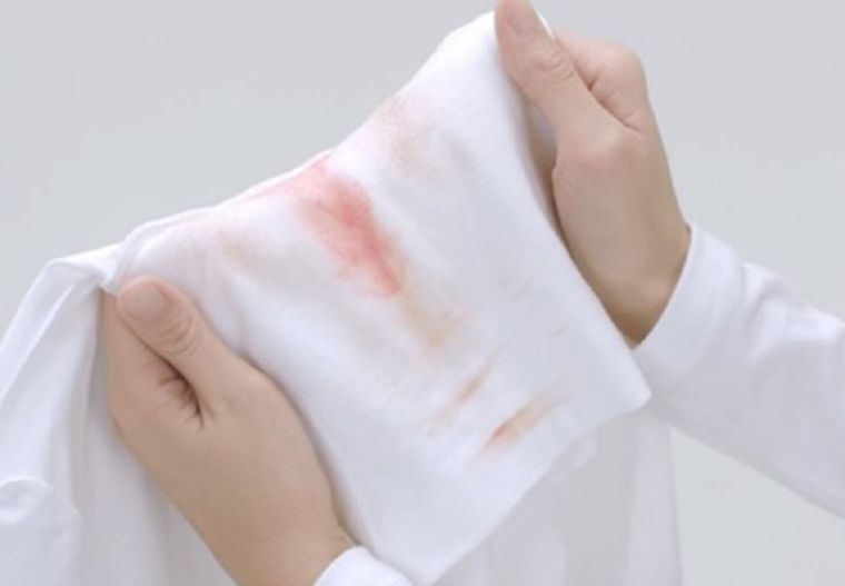 Los accidentes con maquillaje son muy usuales. Si no quieres estropear tu ropa, aprende a eliminar las manchas. Foto: Pinterest