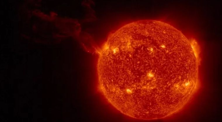 Esta imagen es absolutamente espectacular porque se ve material solar que está saliendo literalmente del Sol a distancias de varios radios solares manteniendo la continuidad, señaló el físico solar José Carlos Del Toro Iniesta. Foto: ESA