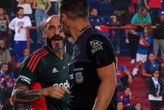 La acalorada discusión de Pinola con el cuarto árbitro. Foto: Captura