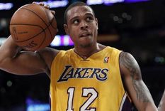 arrestan a un ex campeon con los lakers por dispararle a dos personas