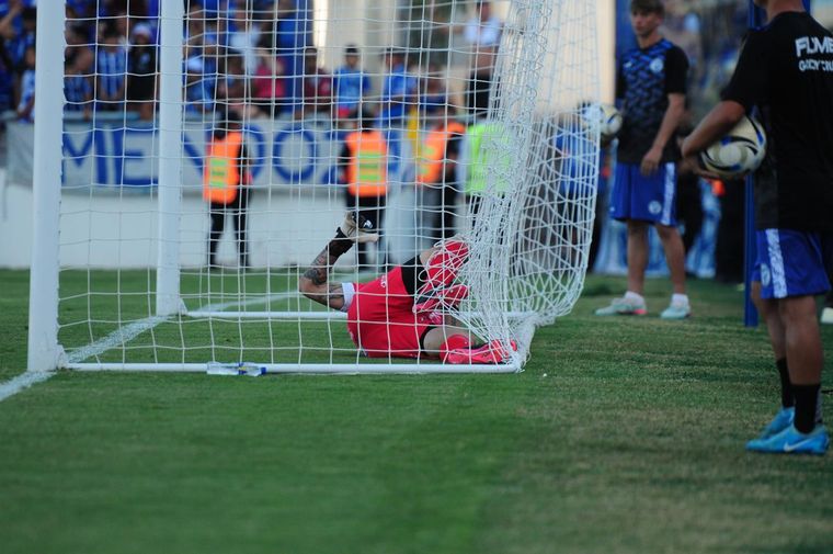 Toda la tarde así, el arquero visitante haciendo tiempo. Toda la tarde así, el arquero visitante haciendo tiempo.