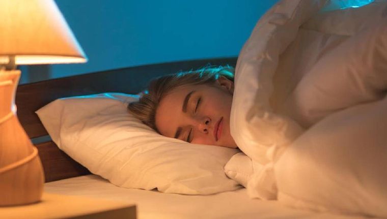 Dormir con las luces encendidas tiene fuertes consecuencias (Shutterstock).