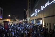 Un grupo de argentinos se manifestaron en frente del hotel donde se hospedan dirigentes de la Afa para reclamar por entradas para la final del Mundial Foto: Télam