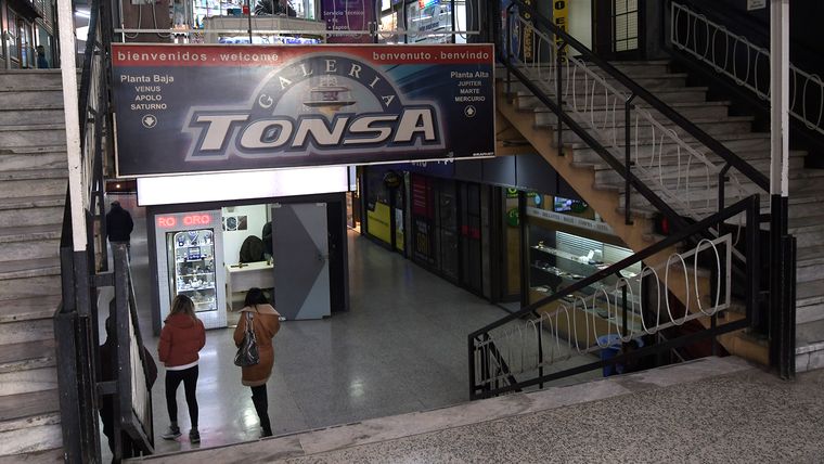El movimiento en la Galería Tonsa era normal tras el asalto. El movimiento en la Galería Tonsa era normal tras el asalto.