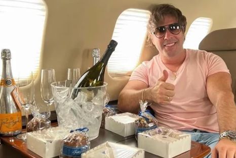 Lucas Forastieri se mostraba en redes sociales como un exitoso trader con una vida de lujos, pero ahora está detenido por millonarias estafas. Lucas Forastieri se mostraba en redes sociales como un exitoso trader con una vida de lujos, pero ahora está detenido por millonarias estafas.