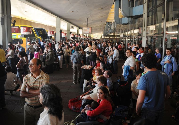 La mayoría de los turistas que toman colectivos de larga distancia provienen del AMBA. La mayoría de los turistas que toman colectivos de larga distancia provienen del AMBA.