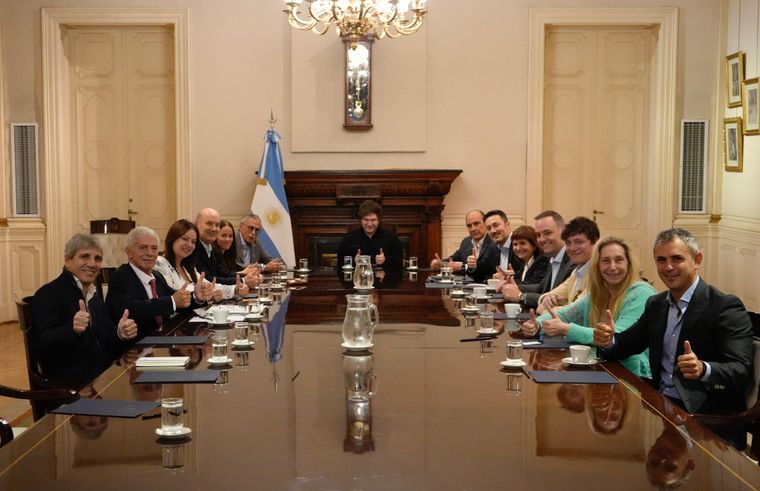 Javier Milei junto a sus ministros y funcionarios clave, reunido en la Casa Rosada a principios de abril.