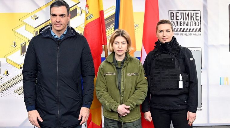 Pedro Sánchez Mette Frederiksen y Olga Stefanishina. Foto: ElPais.