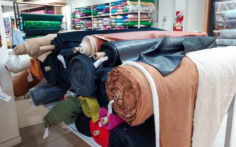 Cuero ecológico con corderito desde 15.300$ el metro, ideal para chaquetas o pantalones. Cuero ecológico con corderito desde 15.300$ el metro, ideal para chaquetas o pantalones.