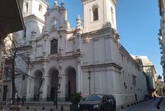 Aún conserva su color blanco y los dinteles que decoran puertas y ventanas, signos característicos de los templos jesuíticos Foto: Gonzalo Barrera