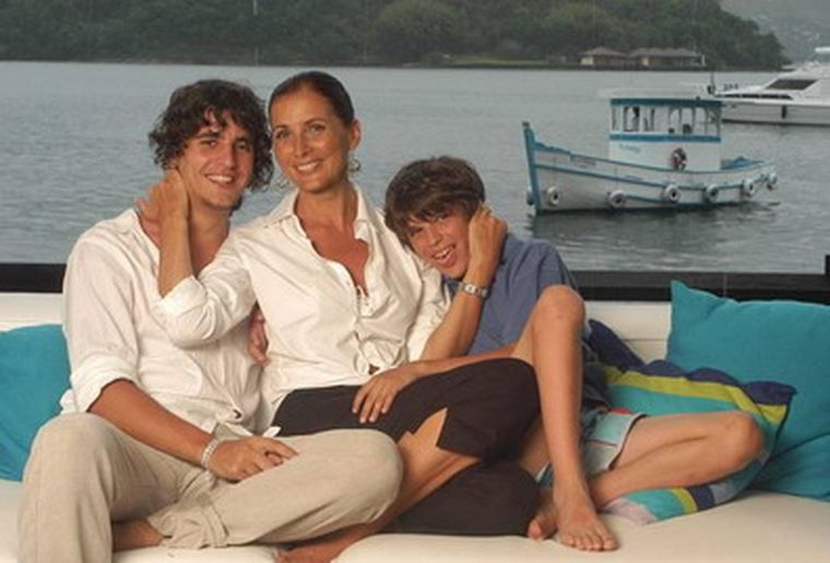 Junto a sus dos hijos. Foto: Publicada en Perfil