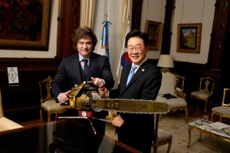 Milei se mostró con la motosierra con el presidente surcoreano Milei se mostró con la motosierra con el presidente surcoreano