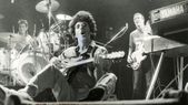 En Chile admiten que Charly García abrió las puertas para el desorrollo del rock nacional de ese país.  Nunca había presentado canciones de Serú Girán y Sui Generis. El momento esperado llegó el 3 de agosto de 1984 en un cine teatro de Santiago, con cinco recitales a sala llena y tocando No llores por mí Argentina (Serú Girán) y Canción para mi muerte (Sui Generis), más sus éxitos de Yendo de la cama al living, Clips modernos y Piano bar. Foto: Gentileza latercera.com. En Chile admiten que Charly García abrió las puertas para el desorrollo del rock nacional de ese país.  Nunca había presentado canciones de Serú Girán y Sui Generis. El momento esperado llegó el 3 de agosto de 1984 en un cine teatro de Santiago, con cinco recitales a sala llena y tocando No llores por mí Argentina (Serú Girán) y Canción para mi muerte (Sui Generis), más sus éxitos de Yendo de la cama al living, Clips modernos y Piano bar. Foto: Gentileza latercera.com.