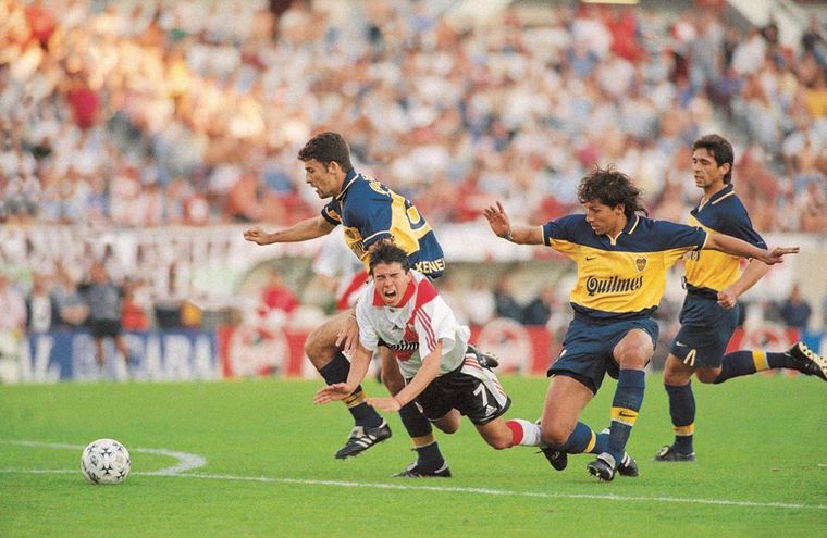 Samuel y Saviola, las ventas más caras de Boca y River en los últimos 20 años Foto: publicada en El Gráfico