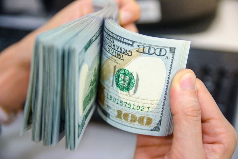 El dólar blue aumentó $21 en 15 días.